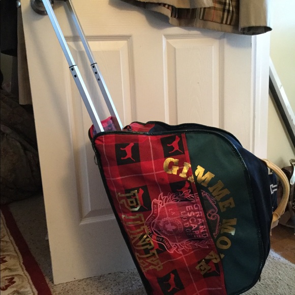 Sold PINK VICTORIA’S SECRET ROLLING DUFFLE LUGGAGE - Picture 5 of 8